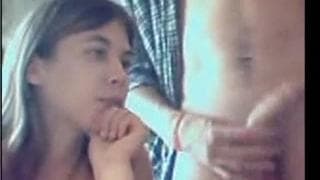 Sa meuf lui taille une pipe fort sympathique