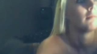 Jeune cochonne blonde devant sa webcam