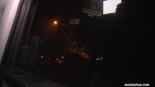 Elles cherchent des hommes pour la nuit et offre ses huge tits