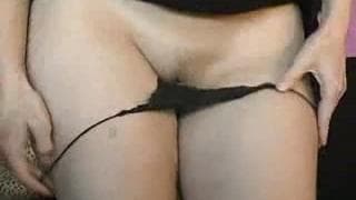 Voici une milf bandante avec son dildo !