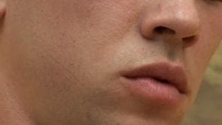 Kenzo aujourd'hui il se titille la queue