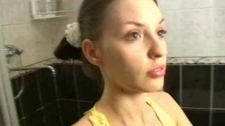 Magnifique petite brunette pour une scène XXX