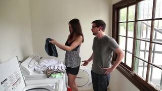 Jennifer Dark allumée dans la penderie