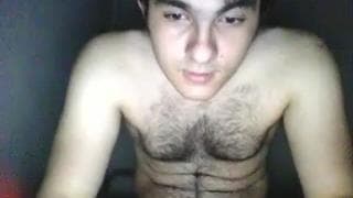 Ce jeune homme s'amuse devant la webcam
