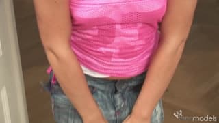 Gia une jeune sexy qui aime bien se toucher