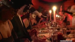 Grosse baise pendant une partouze costumée