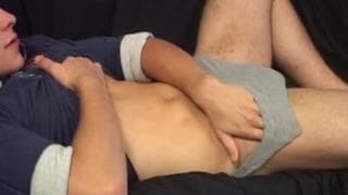 Il va prendre sa queue pour se branler !