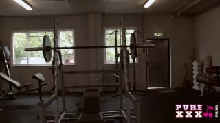 elle se fait baiser par son prof de gym