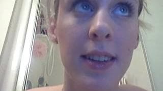 Sous la douche une jeune blonde se caresse