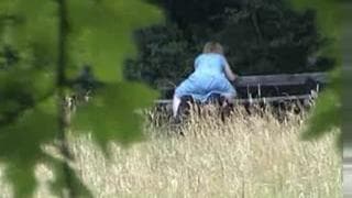 Un détective suit un homme qui rejoint ...