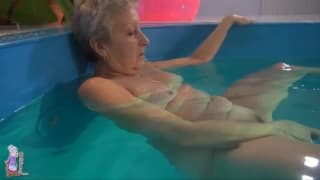 JitKa s'amuse dans la piscine