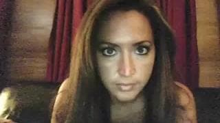 Très jolie femme brune devant la webcam !