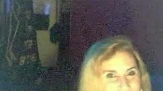 Une nana fait un strip-tease devant la caméra