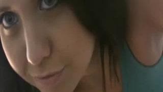 Brunette pulpeuse qui adore se toucher