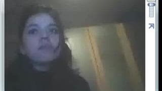 Jolie brune se filme devant sa webcam 