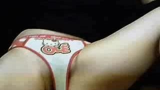 Brunette jeune et sexy pour quelques caresses