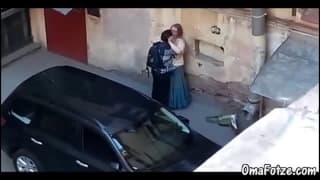 Un mec baise bien une meuf en pleine rue !