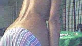 Elle se touche les nichons devant la caméra