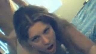 Elle est une chienne délicieuse