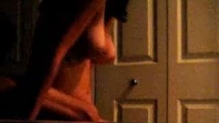 Elle se balance sur sa queue