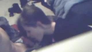 Madame suce généreusement et s'offre à lui