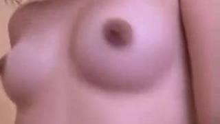 Madame suce son mec pour lui faire plaisir