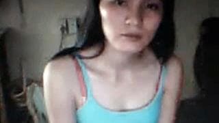 Amatrice asiatique mignonne devant la webcam