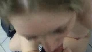 Amatrice foutrement chaude aux toilettes !