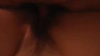 Il démonte sa petite copine assez poilue