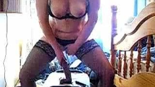 Maman bien chaude avec un énorme dildo !