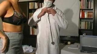 Il l’analyse de très près