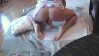 Jeune bombasse et son imposant dildo !