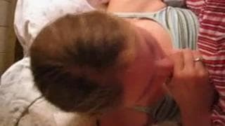 Cette jeune femme blonde va lui pomper la bite