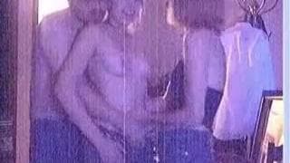 Deux blondasses et un mec devant la webcam !