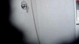 Il planque une caméra pour filmer sa femme