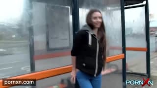 Leyla se laisse aller à pisser en public
