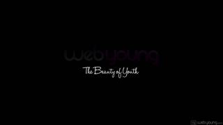 Deux jolies nanas échangent quelques baisers