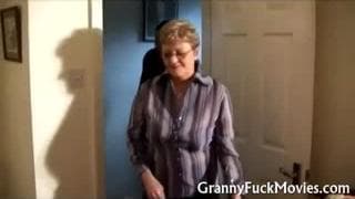 Granny à lunette pour la bite du docteur !