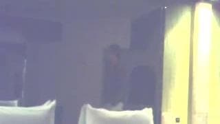 Un mec démonte sa copine latine devant une cam