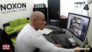 Blondinette fuck lors d'un entretien 