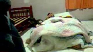 Couple super chaud sous la couette !