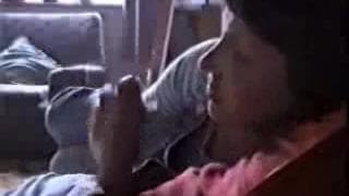 Ils regardent la télé et s'éclatent