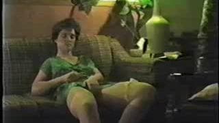 Elle se masturbe avec intensité