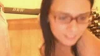 Brunette ultra motivée pendant qu'elle suce !