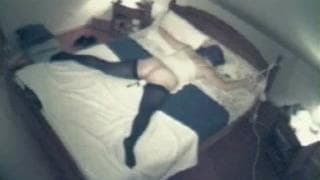 Accrochée au lit, elle s'endort