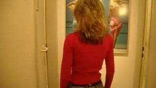 Il la suit dans lec chiottes