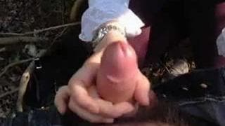 Coquine asiatique qui lui taille une pipe !