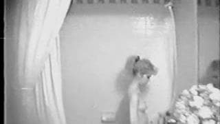 Elle se masturbe dans son bain