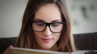 Tina Blade une brunette à lunettes !