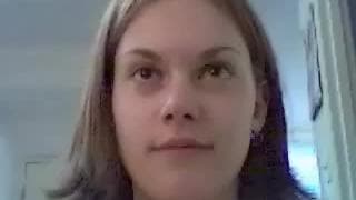 Jeune nana se masturbe la chatte